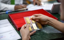 Người dân xếp hàng mua vàng ở ngân hàng với giá 79,98 triệu đồng/lượng