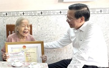 Chủ tịch Phan Văn Mãi thăm, mừng thọ người cao tuổi tiêu biểu tại quận 3