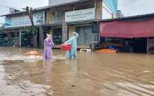 Mưa 2 ngày gây ngập cục bộ, người dân Phú Quốc đi lại khó khăn