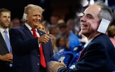 Băng tai của ông Donald Trump thành 'trend thời trang'