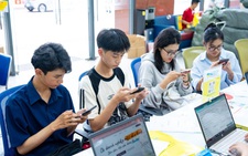 Ngày đầu đăng ký, thí sinh đến tìm hiểu thông tin và chốt NV1 vào HUTECH