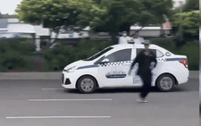 Tự mở cửa ô tô của người khác rồi lái xe 'biểu diễn' drift trên đường Hà Nội