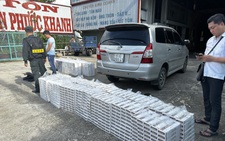 Trong 3 giờ cảnh sát chặn bắt 2 ô tô vận chuyển 16.000 gói thuốc lá lậu