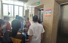 Đi thang máy mạnh ai nấy chen, chẳng ai nhường ai