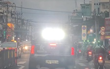 Tài xế lái ô tô 'độ' đèn gây chói mắt ở quận 4 nói 'bật nhầm'