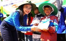 Sinh viên tình nguyện Mùa hè xanh TP.HCM tham gia công trình dẫn nước tự chảy 1 tỉ đồng
