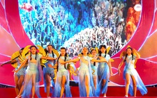 Búp sen hồng trên đất trời xứ 'hoa vàng cỏ xanh'