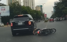 Siêu xe Rolls-Royce xi nhan trái nhưng đi thẳng, suýt gây tai nạn