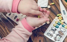 Nhờ em trai 5 tuổi pha thuốc hạ sốt, cô gái mắc COVID-19 nhập viện nguy kịch
