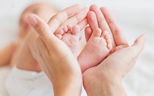 Bé sơ sinh bị bỏ rơi, giòi bò khắp người nay đã về với tổ ấm yêu thương