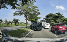 Video Land Rover Defender nâng gầm chèn qua dải phân cách khiến người xem sững sờ