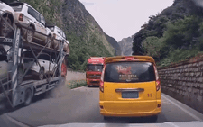 Xe chở Toyota Land Cruiser Prado lật nhào, taxi bên cạnh nhanh trí thoát được tai nạn thảm khốc