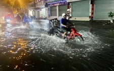 Hà Nội đang mưa to, cảnh báo ngập lụt nhiều tuyến phố