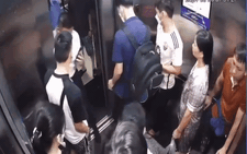 Thang máy kéo lên bất ngờ, người đàn ông suýt bị kẹp trúng ở Hà Nội