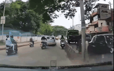 Xe máy đi ngược chiều kiên quyết bắt ô tô đi đúng nhường đường, cái kết khiến nhiều người hả dạ