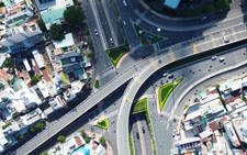 Hàng loạt cầu đường tại TP.HCM được xóa hình vẽ bậy, khoác diện mạo mới