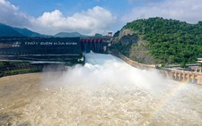 Thủy điện Hòa Bình mở cửa xả đáy thứ 4, lũ trên sông Hồng đang lên