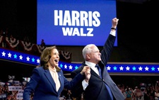 Màn ra mắt đầy sôi động của Harris - Walz