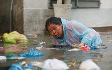 Sớm nâng cấp đường Chu Văn An, TP.HCM để hết cảnh moi rác thông cống
