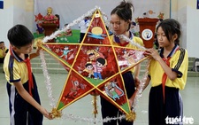 Học sinh Cần Giờ làm lồng đèn mừng Lễ hội Nghinh Ông