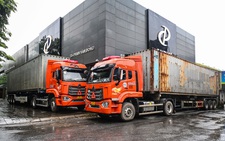 Phố phường Hà Nội vắng lặng trước giờ bão Yagi đổ bộ, người dân dùng xe container chặn cửa ngăn gió