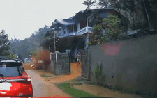 Người phụ nữ kịp chạy thoát khi căn nhà bị đất đá đè sập