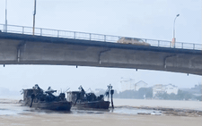 Hai tàu từ Trung Quốc trôi trên sông Hồng, nguy cơ gây hỏng cầu