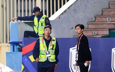 Buổi tập của đội tuyển Việt Nam có sự cố 'người lạ'
