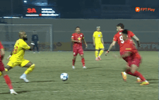 Video: Trung vệ Văn Hạnh thoát thẻ đỏ sau pha chơi xấu vào ngoại binh Luiz Antonio