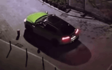 'Siêu bò' Lamborghini Urus liên tục… húc cọc chắn