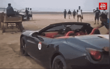 Kỳ lạ siêu xe Ferrari 550 mã lực phải nhờ… trâu 'xịn' giải cứu