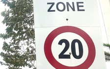Lạ lùng 2 biển báo tốc độ tối đa 20km/h trên đường đô thị ở Nha Trang, không biết ai cắm