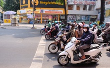Chờ mấy lượt đèn đỏ chưa thoát khỏi ngã ba, nhiều người mong được rẽ phải khi đèn đỏ