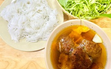 Quán Bún chả 29 Nam tiến là nhờ... Trấn Thành, nổi danh chả băm tảng, ba rọi nướng