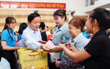 Phó thủ tướng Trần Hồng Hà tặng quà cho gia đình chính sách, công nhân ở Đồng Nai