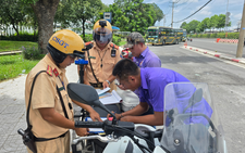Delayed fines issued to 400 motorcyclists driving on sidewalks in Ho Chi Minh City in 4 days
