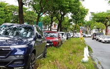 Da Nang residents move cars to higher ground as storm Fengshen nears