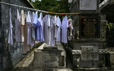Impoverished Filipinos forge a life among the tombstones