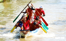 Composite boat race draws crowds in southern Vietnam