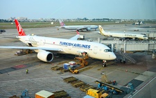 Int’l airlines expand routes, elevate service quality in Vietnam