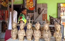 Nigerian bronze artists cling to age-old techniques