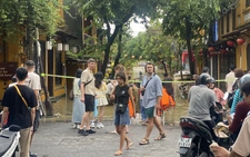Tourists pack Vietnam’s Hoi An despite returning floodwaters