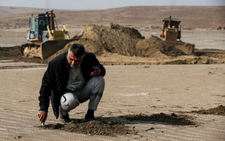 Iraqis cover soil with clay to curb sandstorms
