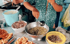 Giờ tụi nó lớn rồi, có tiền, ngày giỗ cha vẫn mua bánh cống về thắp hương