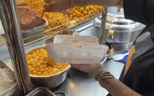 Xôi gà 20 năm bán ở chợ Tân Định, trứng non da gà chiên khiến Trấn Thành cũng phát mê