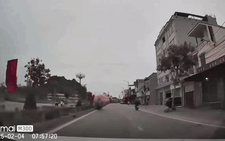 Chở chùm bóng bay rồi ngã ra đường, xe máy bén lửa ngay