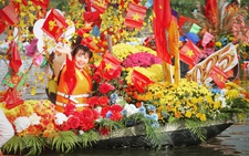 Hàng ngàn du khách chen nhau xem hội thuyền hoa, đua thuyền trên sông Dinh