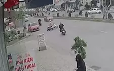 Đi ngược chiều né cảnh sát, xe máy đâm vào 2 ô tô