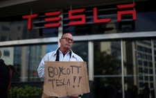 Tesla của Elon Musk lo ngại bị 'vạ lây' trước bão thuế của ông Trump