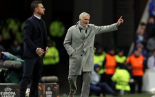 HLV Mourinho mỉa mai trọng tài sau khi bị loại cay đắng tại Europa League